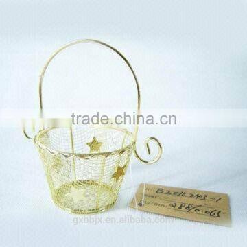 Metal wire storage basket with handle