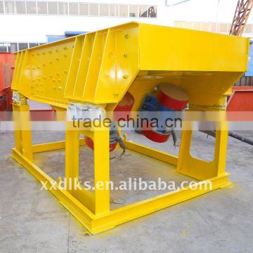 Vibrating chute for stone crusher