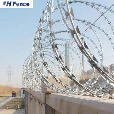 Galvanized PVC Stainless Steel Concertina Razor Barbed Wire Bto-22 Bto-60 Cbt-65 Fencing Wire Price photo-2