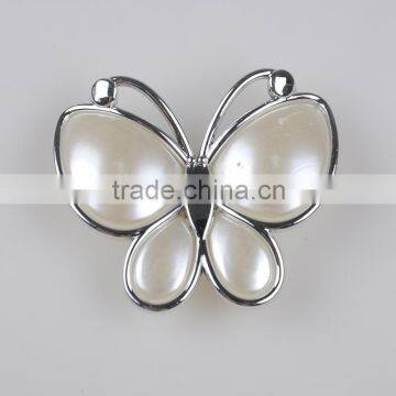 China Wholesale White Flower Nice Delicate Butterfly Shape Brooches for Sale photo-4