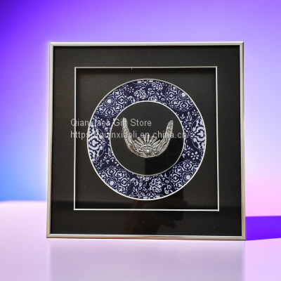 Рукоделия этнической группы мiao из Гуйчжоу, серебряные украшения, сопровождающиеся ручной работой в качестве подарка, изготовленные вручную представителями этнических меньшинств