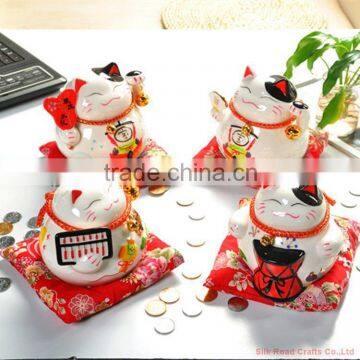 Beautiful Pottery Maneki Neko for Room Decoration