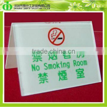 DDB-0027 ISO9001 Chinese Factory Made Milk White Tabletop Acrylic Nameplate Holder