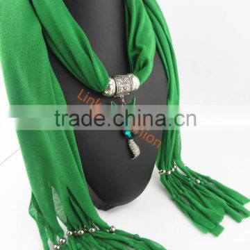 2015 Available style knitted jewelry pendant scarf