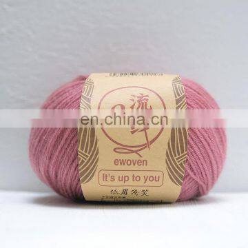 Solid dyed fluffy 100% basolan wool hand knitting yarn for winter