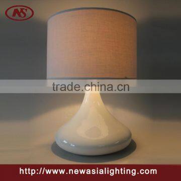 Round white simple ceramic table lamp