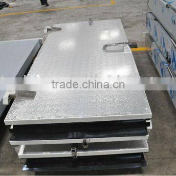 Cold room door with heater for defrost