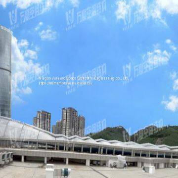 Большая растянутая мембранная конструкция из пленки ETFE