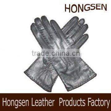 HS076 women wearing leather gloves