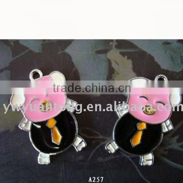 pink color pig shape zinc alloy pendant