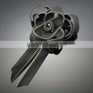 ZB001 zipper flower shape brooch made of brass tooth zipper