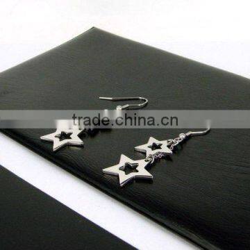 The generous stainless steel earring with five-pointed star pendant