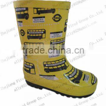 2013 kids' yellow rubber rain boots with cute bus pattern