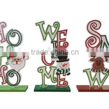 Wooden christmas decoration on topdesk xmas snowman/santa claus/elk deco on windowsill