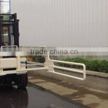 Forklift attachment foam clamp