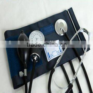 Aneroid sphygmomanometer with single head stethoscope