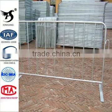 Crowd control barrier fence with bridge plate