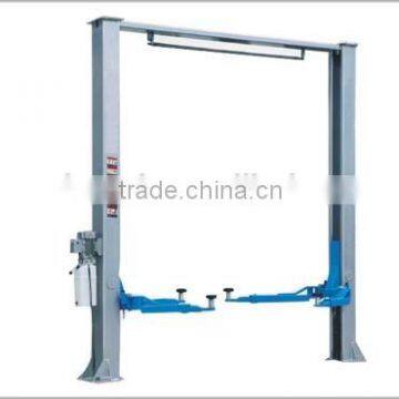 Asymmetric column clear floor car lift, gantry car lift