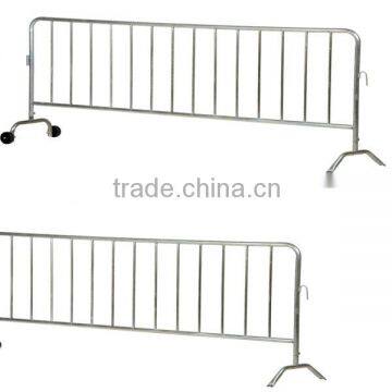 Bright Zinc Plated Heavy Duty Crowd Control Interlocking Barrier with 1 Wheel and 1 Flat Foot