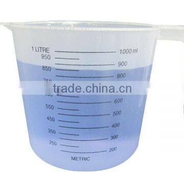 Plastic measuring cup