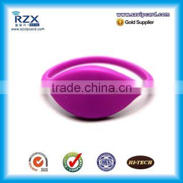 Custom 840-960MHZ Uhf Silicon Rfid Wristband With 2-10 cm Reading Range photo-3