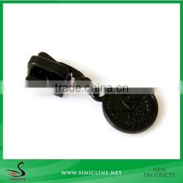 Sinicline Black Painted Metal Zipper Puller with Engraved Logo