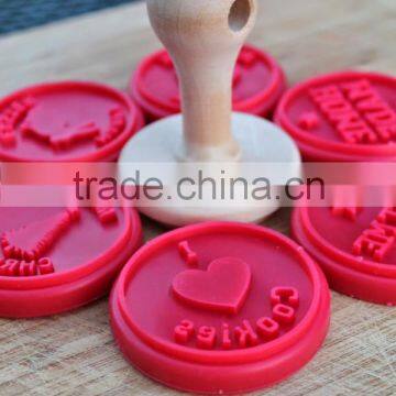 2015 Hot sell Food grade New design Wooden handle Silicone cookie stamp