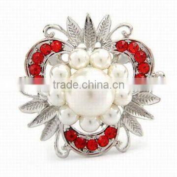 Best selling brooch for garment beautiful pearl and crystal brooches