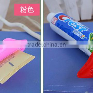 Logo printed hot selling promotional cheap lip shape plastic toothpaste squeezer