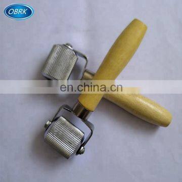 Conveyor belt repair tool hand roller stitcher with needle for pressing