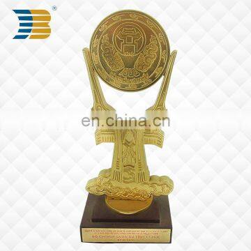 Custom Design Zinc Alloy 24k Gold Plating Metal Trophy With Wooden Base