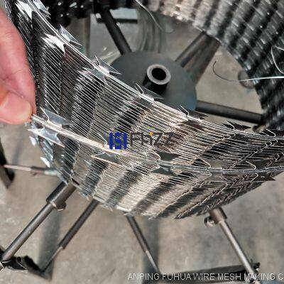 SS304 Stainless Steel Concertina Razor Barbed Wire Bto-22 450mm Loop Diameter