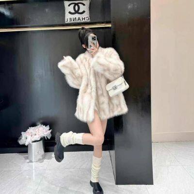 Ein hochwertiges und stilvolles Fuchsfellmantel für junge Frauen, ein umweltfreundlicher Winter-Einzelstück-Fellmantel, der ein Bestseller ist photo-2