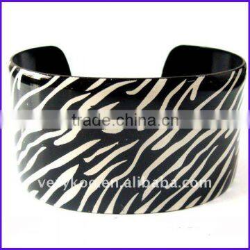 Fashion Metal Enamel Wide Cuff Bangles (FCH-10850)