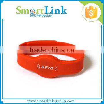 Cheap Popular Silicon RFID HF Wristband,Ntag 203/F08/S50 chip Colorful Waterproof RFID NFC Bracelets for theme park