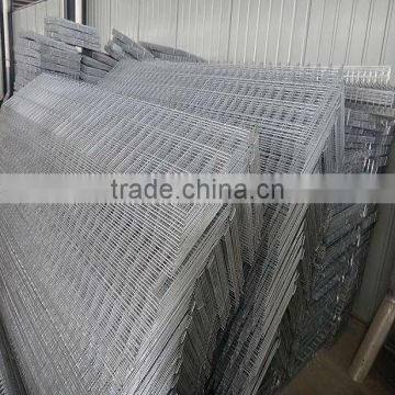 Welded Wire Mesh Cage With Poultry