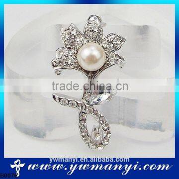 New fashion design italian jewelery for girl pearl brooch designer scarf brooch pin wholesale china B0076