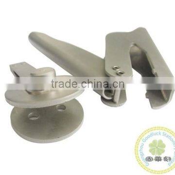 Manual handle grips pocket handle seal