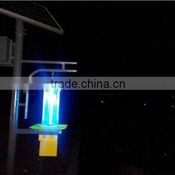 automatically cleaning solar pest lamp