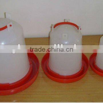 Poultry drinker for broilers and layers