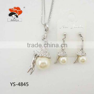 Beautiful Girl Sits Down On The Pearl Comely Two Color Jewelry