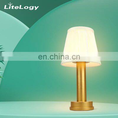 Amazon Luxury Reading Work Lamps Gold Silver Desk Led Lamp Bed Side Fabric Shade Resin Hot Sales Home Decor Modern Table Lamps