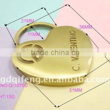 qifeng fashion deocoration bag heart logo and tag,custom badge q-1070c