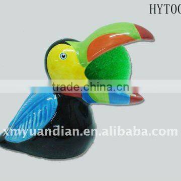 toucan design holder with dish-cleaning sponge