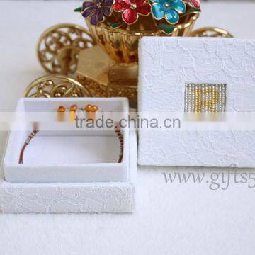 Custom made Luxury wedding jewelry packaging box with beaded name plate of R