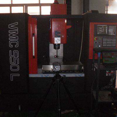 Маленький ЧПУ-обработческий центр 550, вертикальный обработческий центр с двумя линейными направляющими и одной твердой направляющей, ЧПУ-обработческий центр