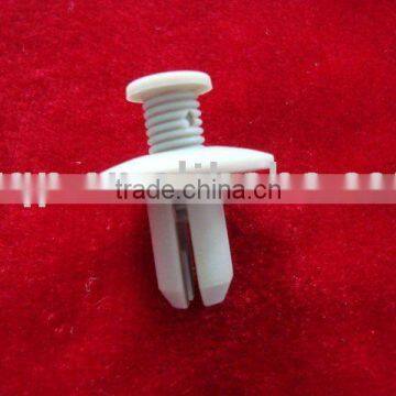 Pluggable auto plastic clip