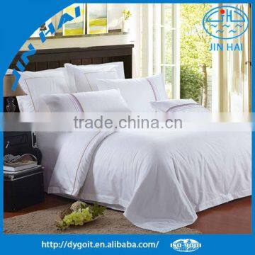 white beding set for hotel