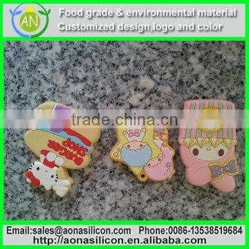 China Factory Cheap Custom Colourful Silicone Charm Keychains for 2015