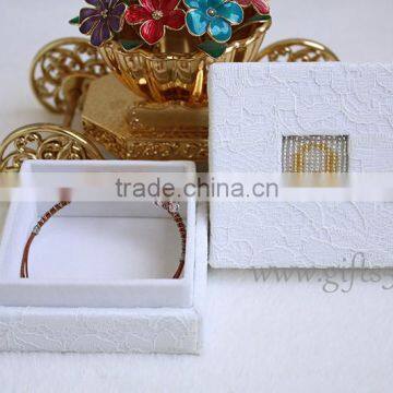 2016 Fashion white wedding souvenirs jewelry boxes with beaded name plate of B